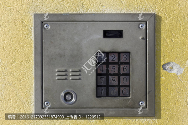帶數(shù)字鍵盤的舊門鎖