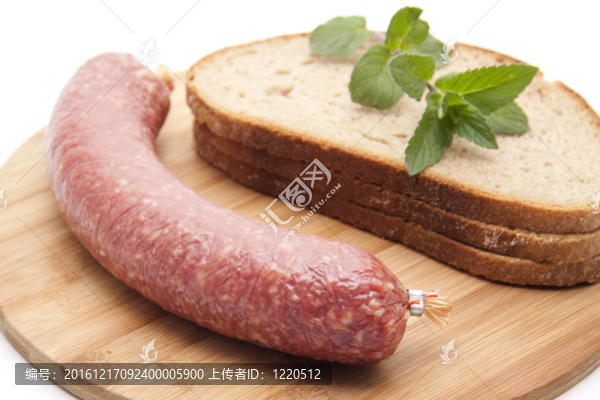 大蒜意大利臘腸在木制板
