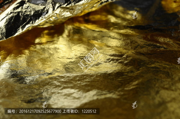 金色的葉子和金色的金屬反射