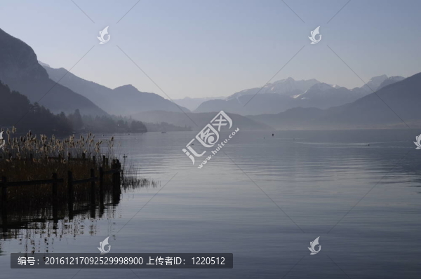 阿訥西山藍(lán)湖在冬天的早晨