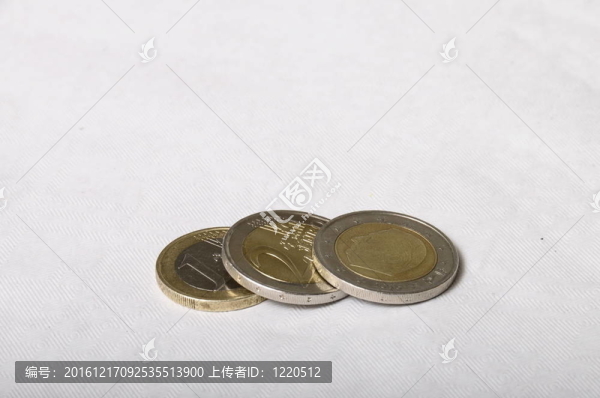 一個和兩個歐元硬幣躺在清晰的背景
