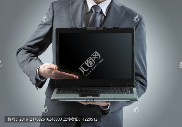 商人拿著他的筆記本電腦