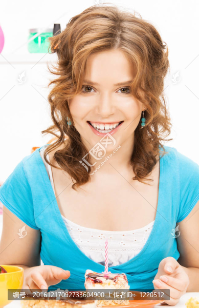 可愛的家庭主婦蛋糕和蠟燭