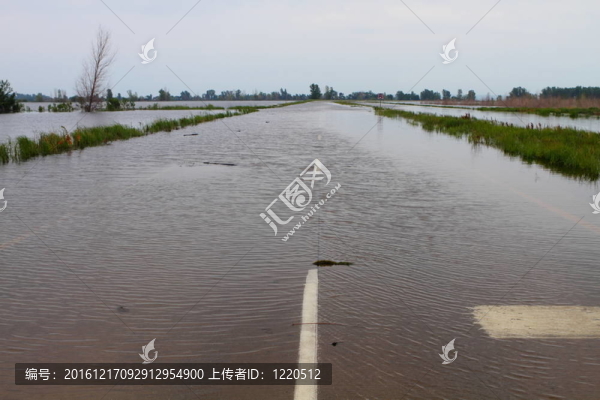 道路被水淹沒