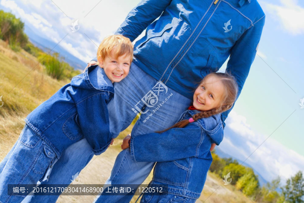 父親；兒子和女兒