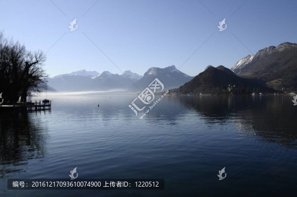 阿訥西湖的塔盧瓦爾。在清晨的薄霧中的帆船和山觀；薩瓦。法國