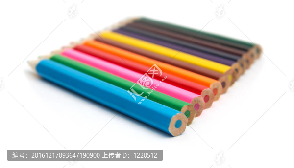 白色背景下的彩色鉛筆