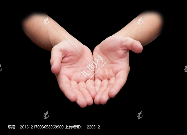 黑色背景下的手