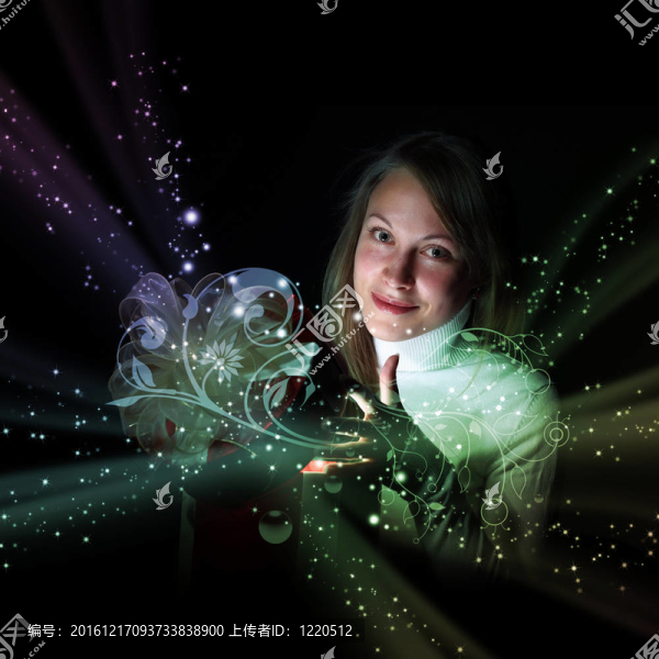帶禮物盒的年輕漂亮女人