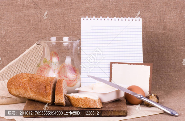 面包；雞蛋和牛奶