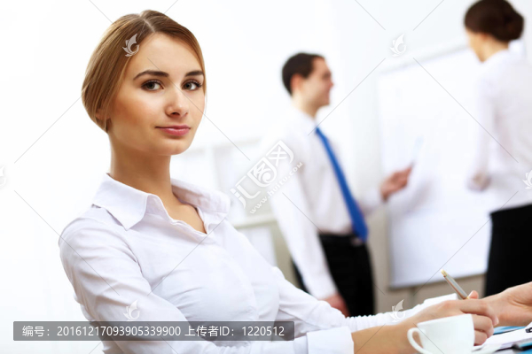 辦公室里的一個女商人的肖像