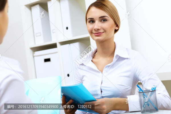 辦公室里的一個女商人的肖像