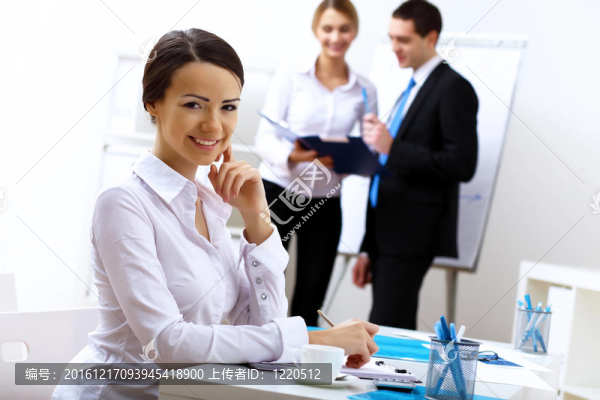辦公室里的一個(gè)女商人的肖像