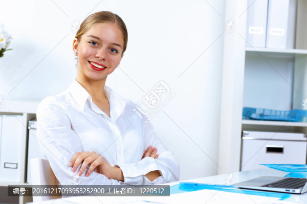 女青年上班服上班