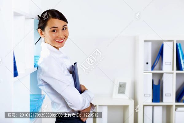 年輕婦女在辦公室上班
