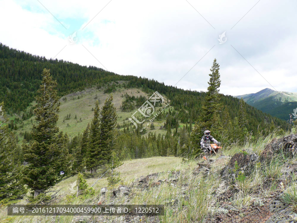 越野車車手在山峰