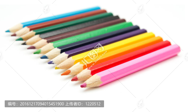 白色背景上孤立的彩色鉛筆