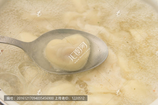 水餃在鍋里煮