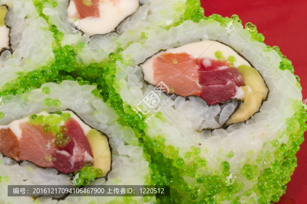 魚子辣真希壽司，熱輥與各種不同類型的Tobiko（飛魚卵）外。金槍魚；鱷梨和生菜