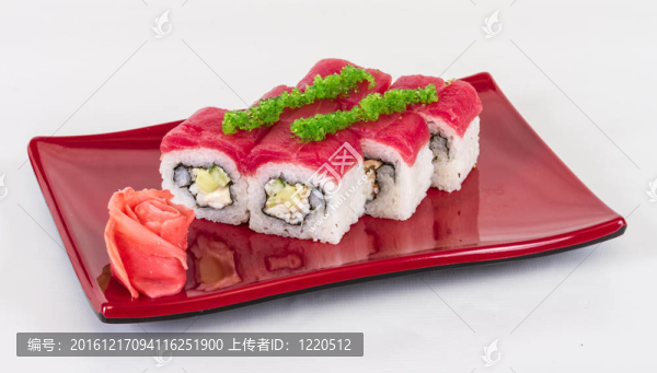 真希壽司卷由螃蟹；鱷梨；黃瓜里面。新鮮的金槍魚和該公司的凈資產(chǎn)收益率外
