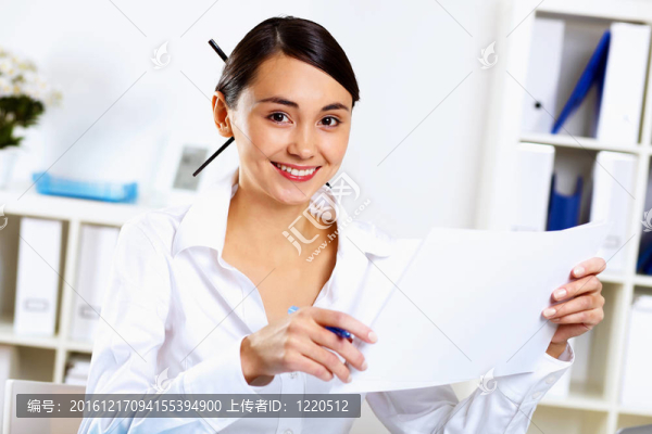 年輕婦女在辦公室上班