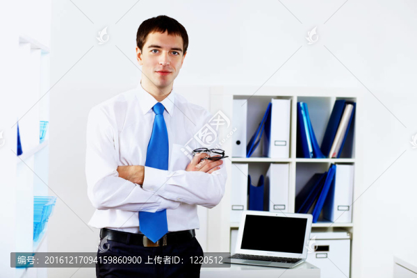 年輕商人在辦公室