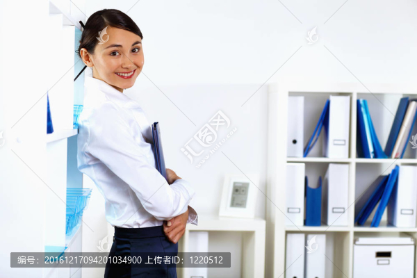 年輕婦女在辦公室上班