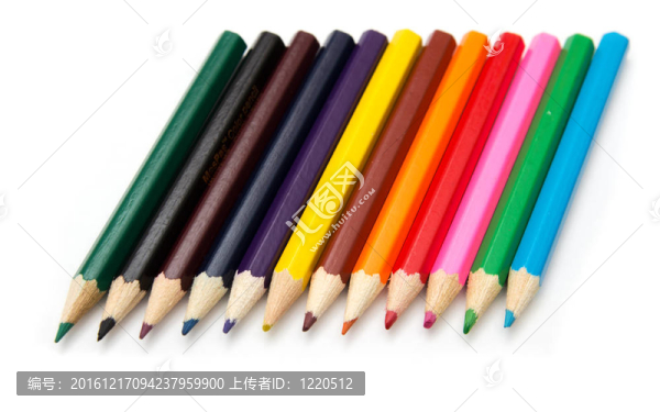 白色背景上孤立的彩色鉛筆