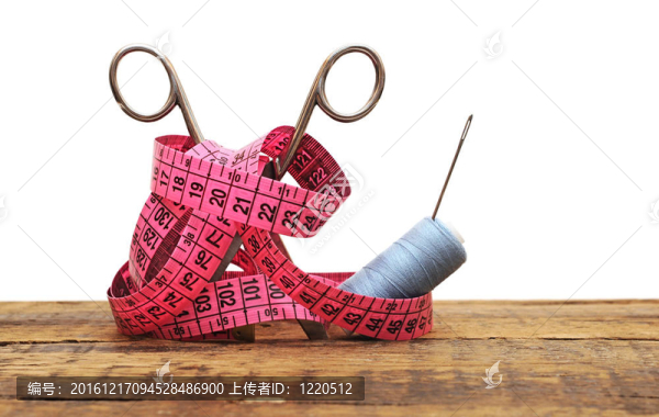針線灰線和剪刀在木制背景工具