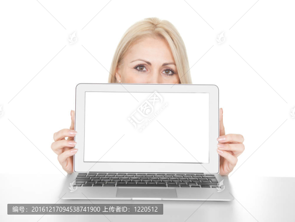 商務(wù)女性展示筆記本電腦