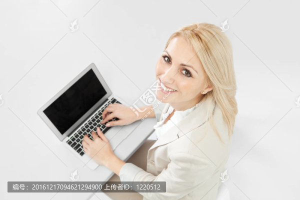 漂亮的女商人在電腦上工作