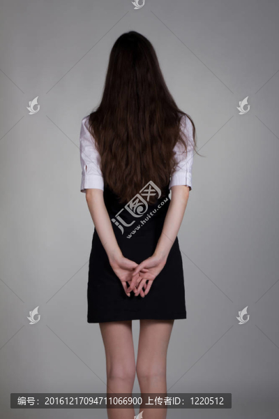 穿黑裙子的女孩