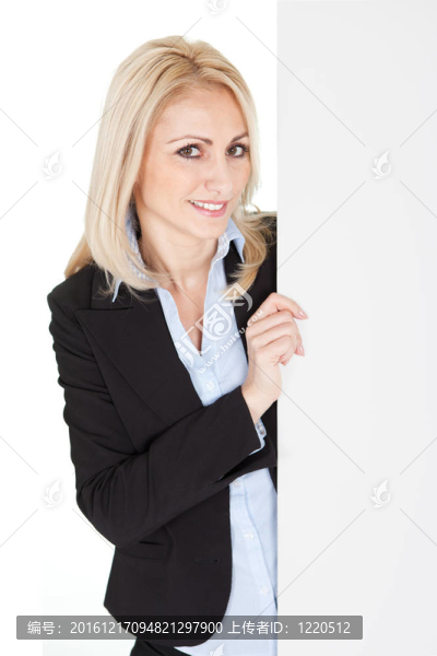 開朗的女性呈現(xiàn)空板