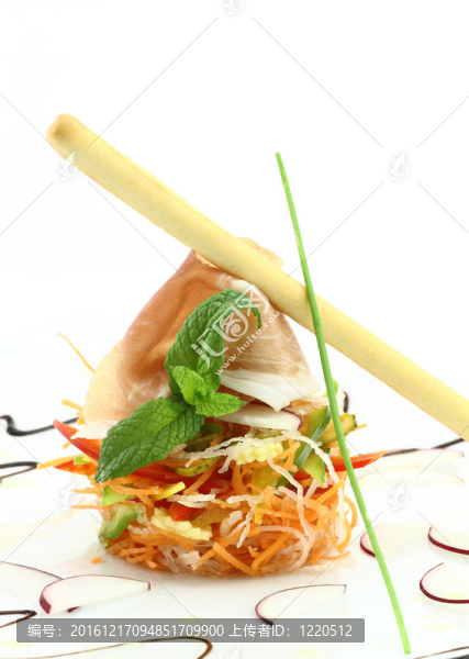 用火腿和蔬菜的美味佳肴