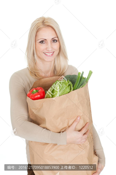 漂亮的女人與食品袋