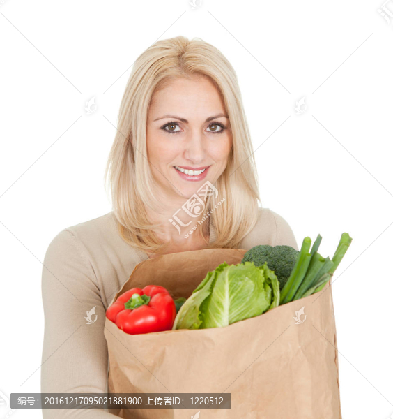 漂亮的女人與食品袋