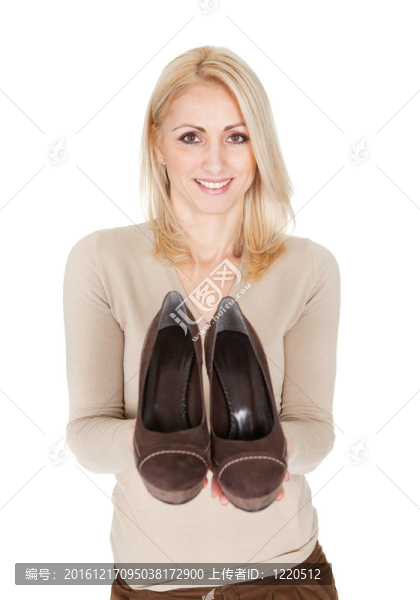 美麗的年輕女人選擇穿的鞋子