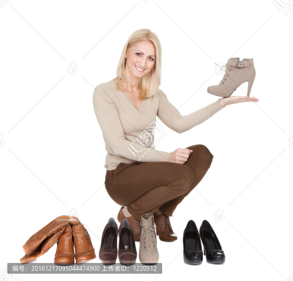 美麗的年輕女人選擇穿的鞋子