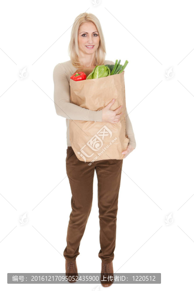漂亮的女人與食品袋