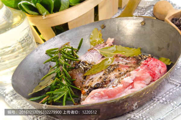 在一個(gè)舊的銅鍋花園香草兔腿