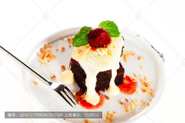 有2塊巧克力白巧克力花生秸稈板