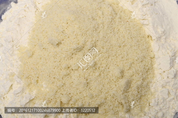 杏仁和面粉準(zhǔn)備混合蛋糕