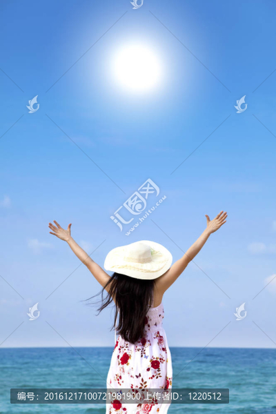 海灘上的年輕女子享受陽光