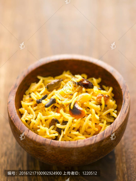 靠近一個(gè)碗印度黃姜飯