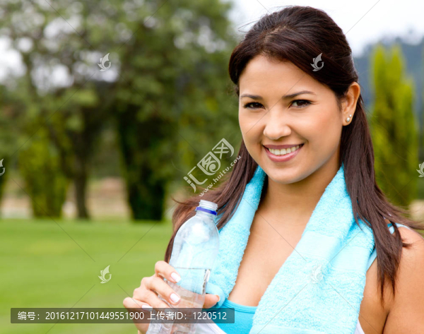 帶瓶水的女孩