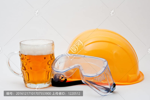 工人正踩著啤酒剎車