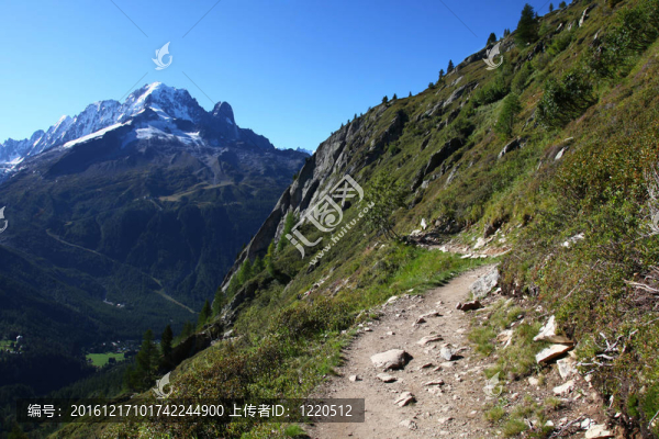 在藥物和Aiguille,Verte觀白湖的路徑。