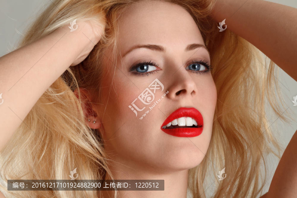 年輕性感金發(fā)女郎