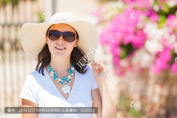 可愛的年輕女人在夏天的帽子
