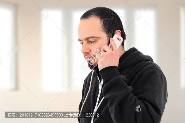 年輕人在打電話
